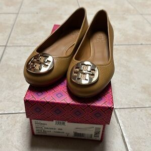 Tory Burch Reva Ballet Flat Tumbled Leather. Size 7. Tan with gold emblem